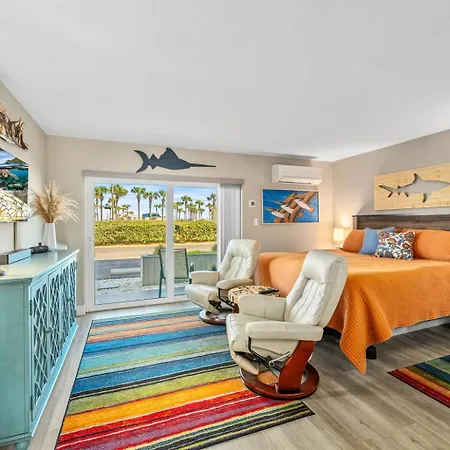 New! Colorful Studio Steps From The Beach With Pool And Upgraded Kitchen!
